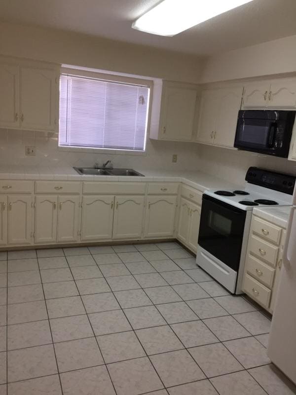 2 Bed/1 Ba Tile Floor Kitchen