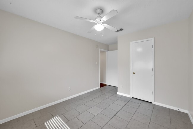 Building Photo - 10914 Waterview Cir Rental
