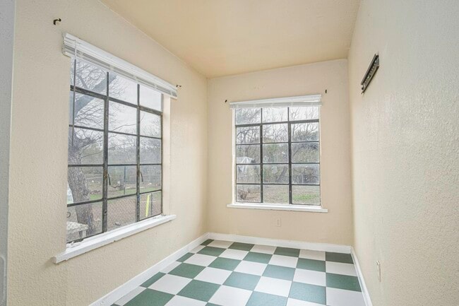 Building Photo - 928 Poinsettia St Unit 1