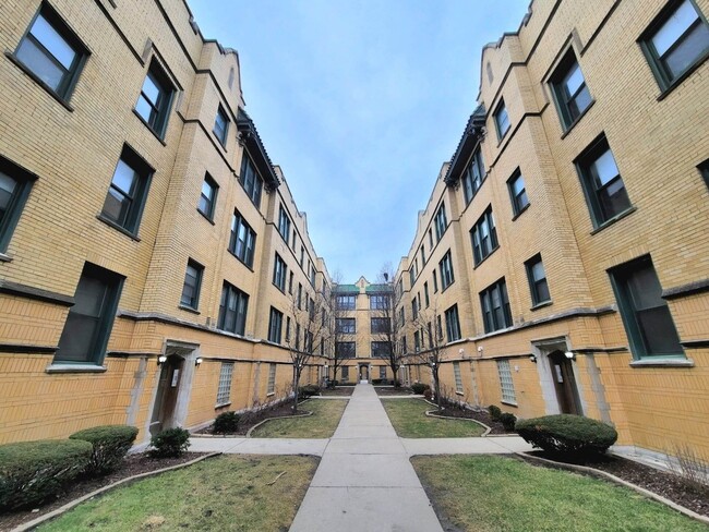 Building Photo - 2334 N Spaulding Ave