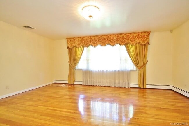 Photo - 570 Manville Rd