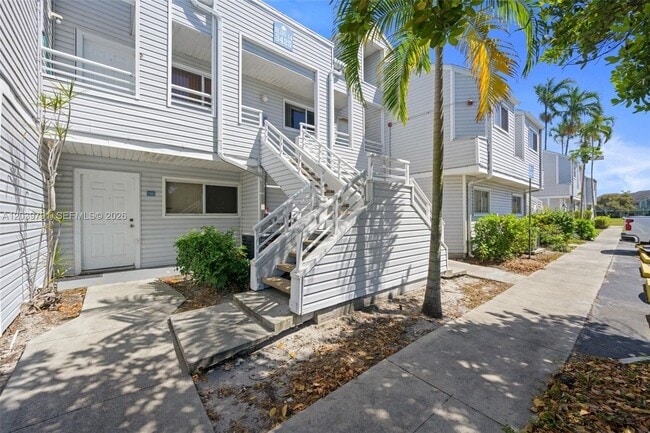 Building Photo - 3449 NW 44th St Unit 108