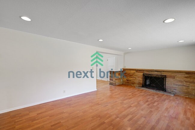 Photo - "Charming 3-Bed, 2-Bath Home in Shoreline with 1250 Sq Ft of Comfort!"