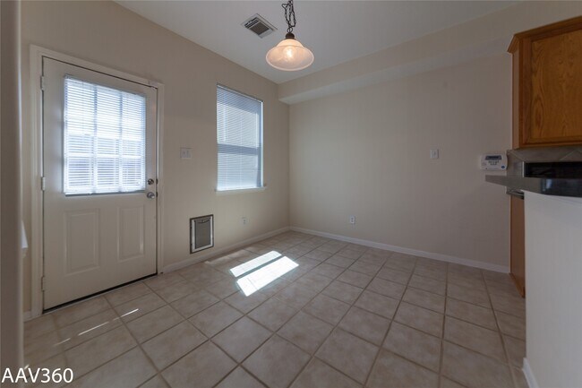 Photo - 2943 Meadowglen Crest