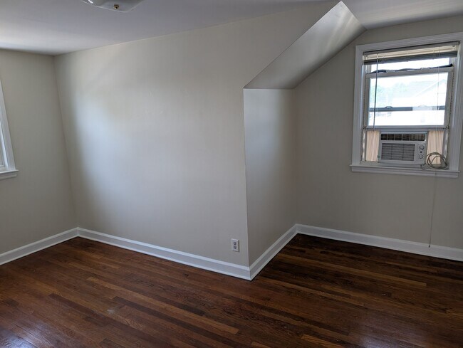 Photo - 2563 Hawthorne Ave Unit 2