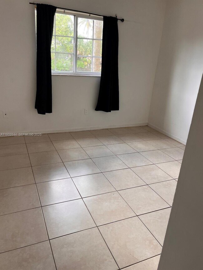 Photo - 3680 N 56th Ave Unidad 806