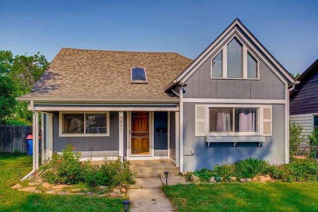 Building Photo - LOCATION LOCATION!! Local gem in a quiet ... Rental