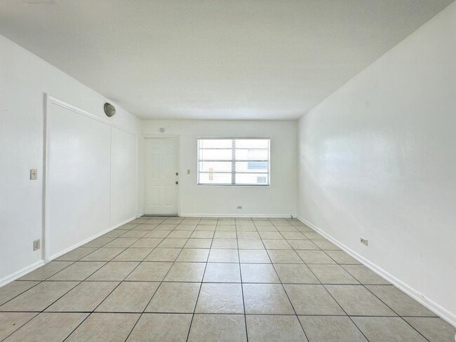 Building Photo - 1172 W 34th St Unit 1