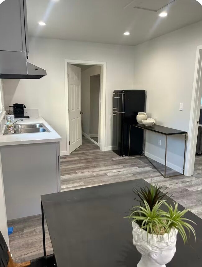 Building Photo - 221 Lake Shore Ter