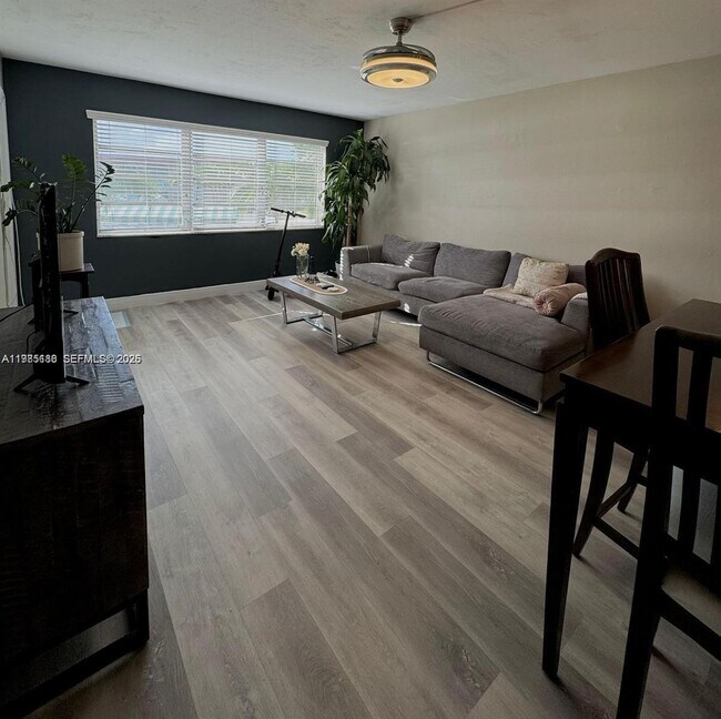 1530 NE 191st St Unit 241