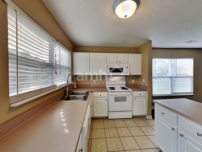 Photo - 1700 Stone Hollow Ct