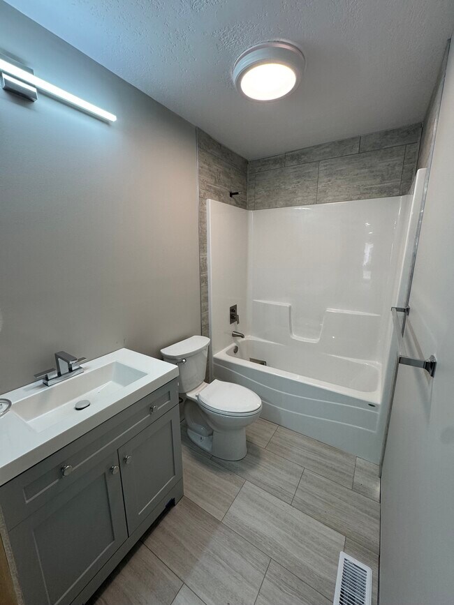 Photo - 310 W 5th St Apartments