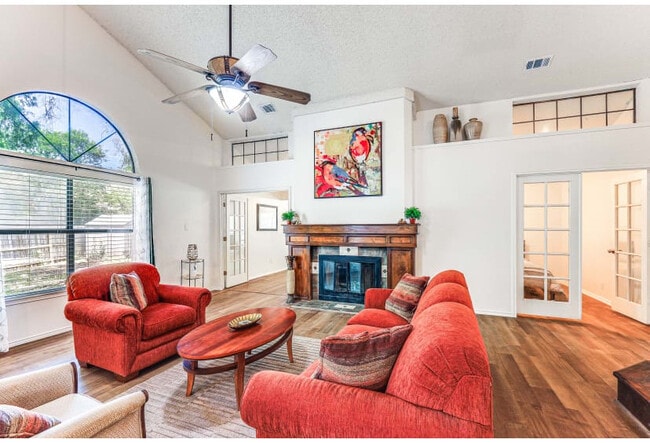 Building Photo - Room in House on Sunlit Grove