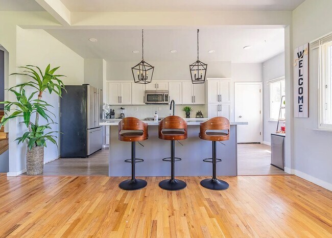 Photo - Spacious 8-Bedroom and 4 bathroom House – ...