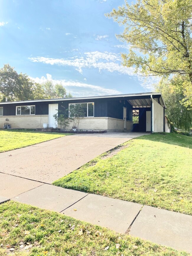Building Photo - Roy West Duplex Rental