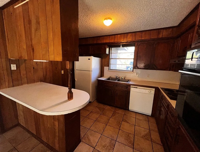 Photo - 165 Greenforest Trail