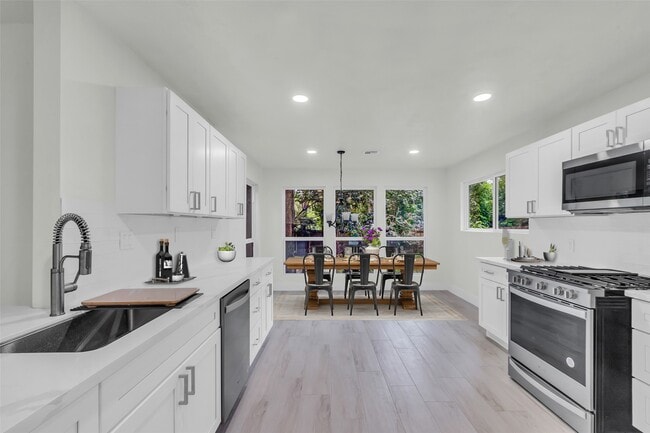 Building Photo - 1602 Pine Oak Dr Rental