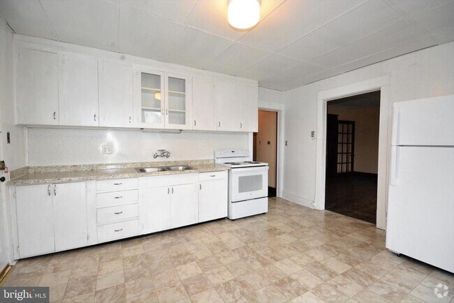 Building Photo - 5 W Main St Unit 2 Rental