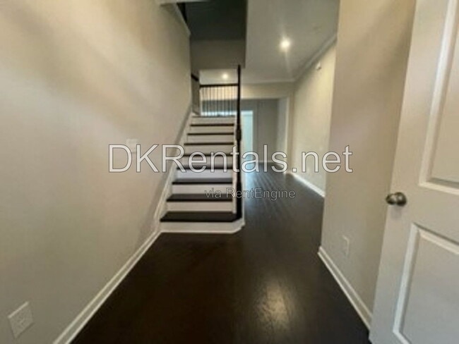 Photo - 944 Hewitt Dr SE