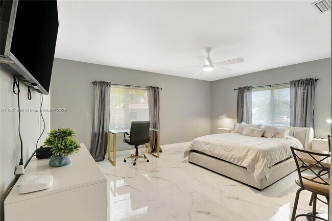 Building Photo - 2101 NW 26th St Unit 2 Rental