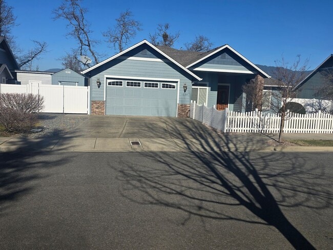 Photo - 3 bed 2 bath Home for Rent in Grants Pass