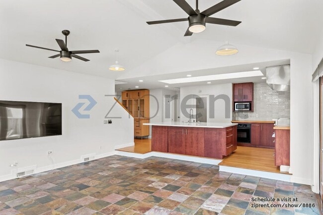 Photo - 475 Roading Dr