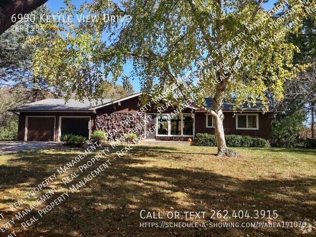 Building Photo - 2 Bedroom Rustic Single Family Home on 8 A...