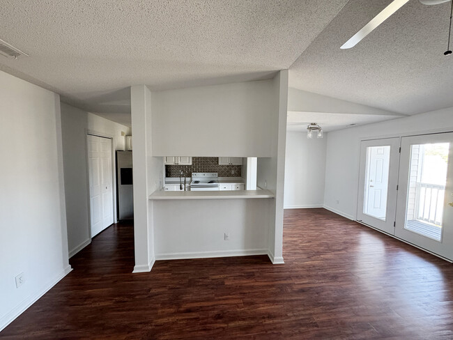 Photo - 902 Litchfield Way