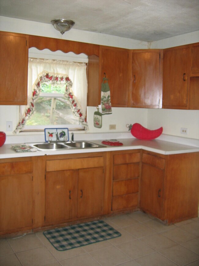 Kitchen - 613 Hiland Ave House