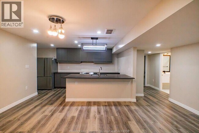 Photo - 1295 Tom Toth St