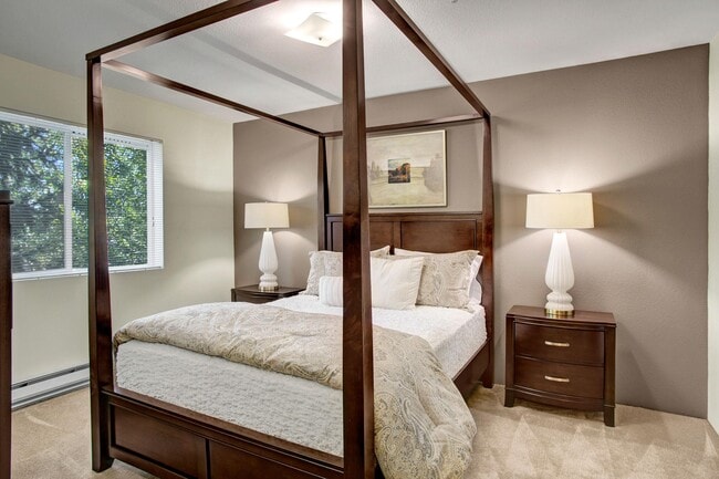 Dormitorio con cama, escritorio y ventana. - Allegro