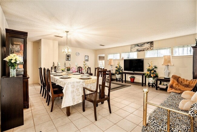 Photo - 17 Manor Way