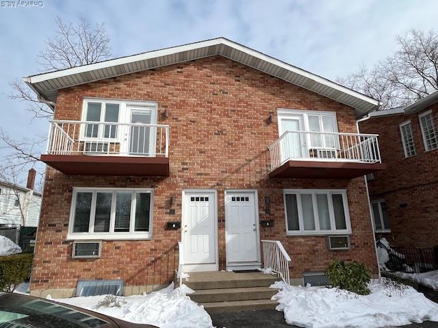 Building Photo - 141 Manorhaven Blvd Unit J