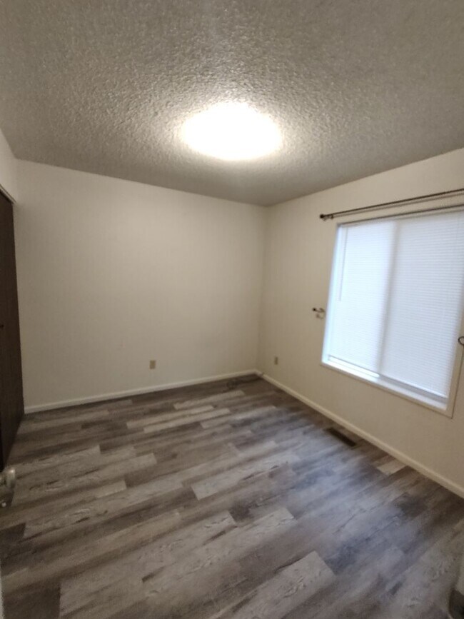 Photo - Griffith-PM-019-0060-1049-1051 Unit 1049