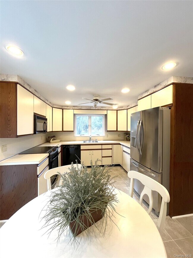 Photo - 25 Squires Ave