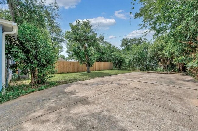 122 E Comay Cir
