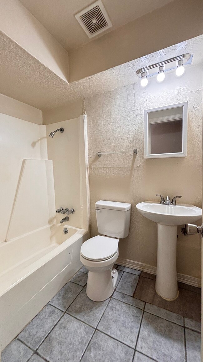 Building Photo - 1114 Un Vly Dr Rental