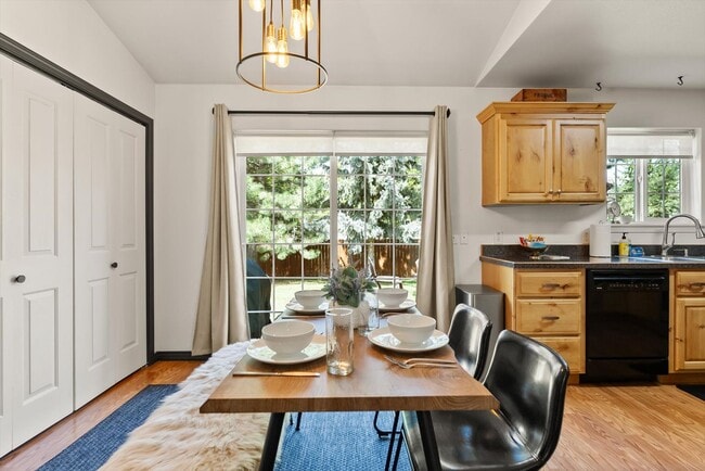 Building Photo - Glacier Chalet – Cozy Columbia Falls Retre...