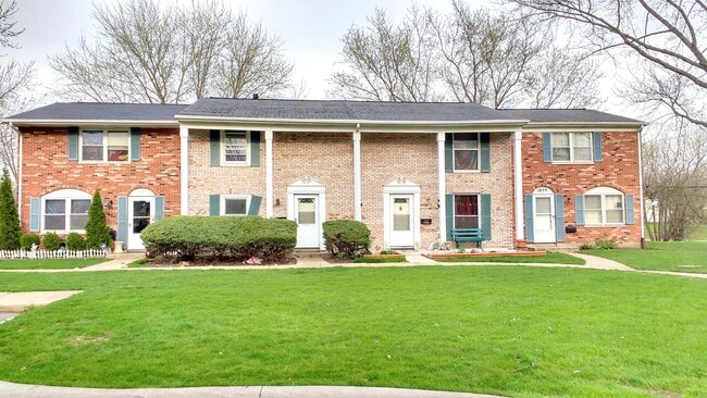 Building Photo - Cozy Townhome Available right away for living!!