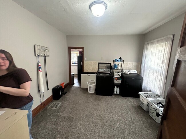 Photo - 121 S Main St