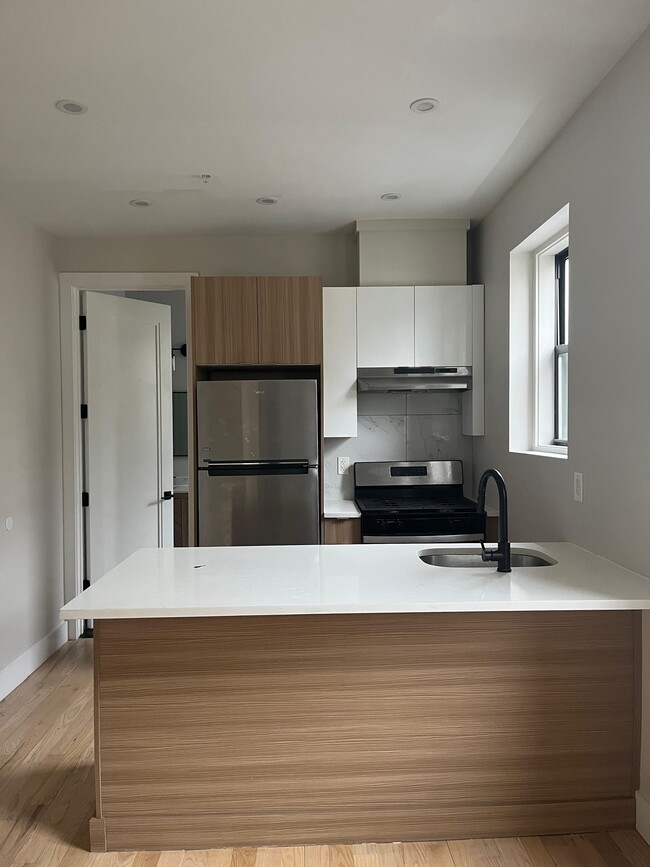 Building Photo - 162 Ocean Ave Unit 2B