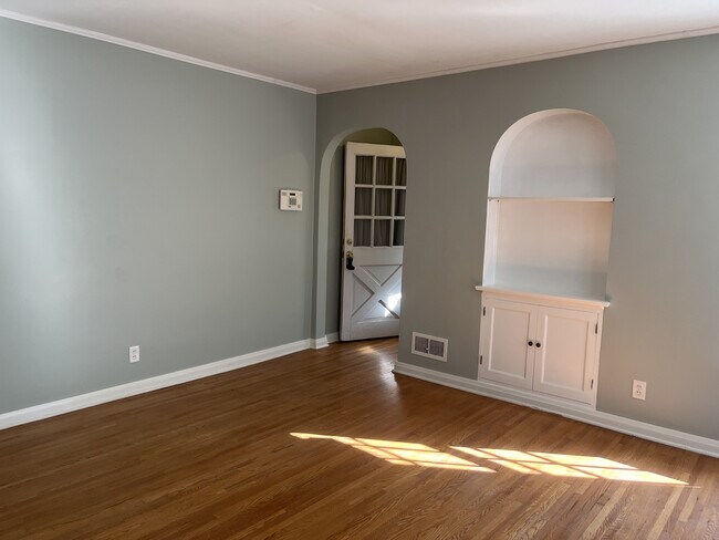 Living Room - 728 Nuttman Ave