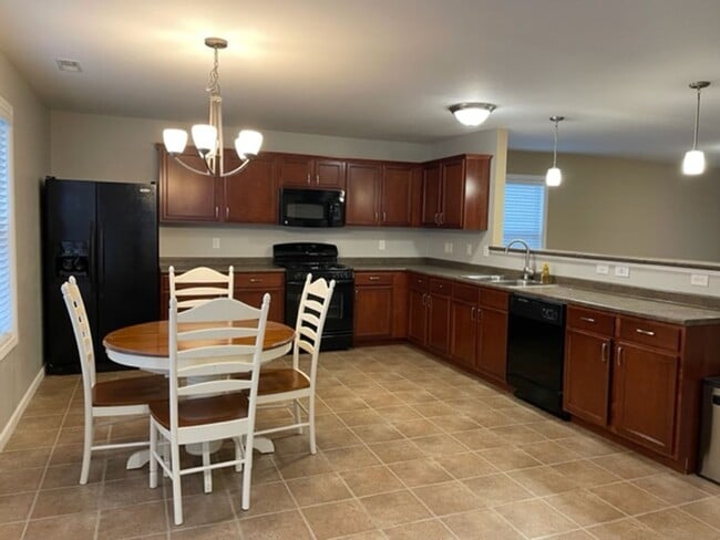 Photo - 4 Bedroom House Available August In Gilmor...