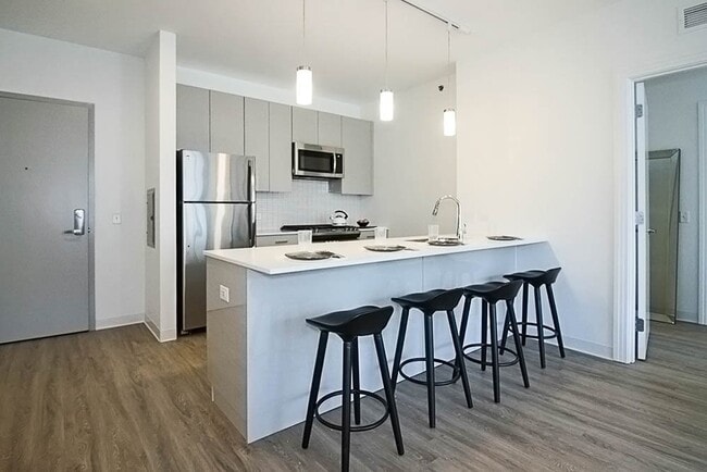 Building Photo - 806 W Van Buren St