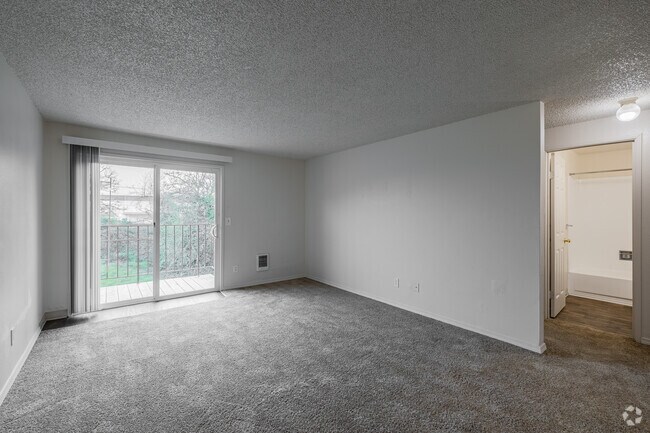 BR, 1BA - 777SF - Living Room