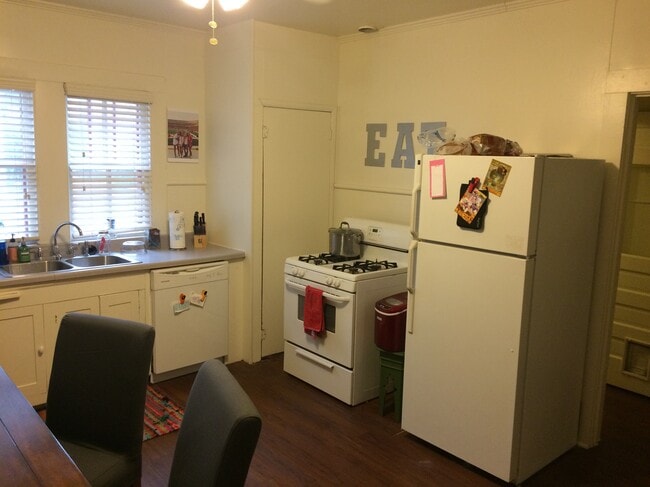 Photo - 1905 David St