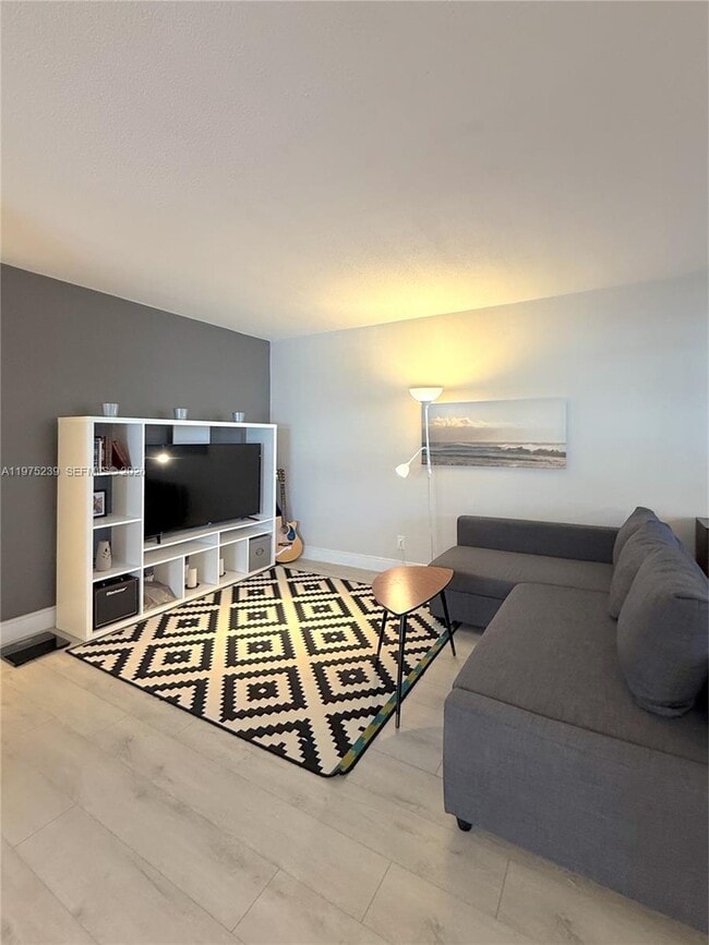 Building Photo - 541 Blue Heron Dr Unit 201