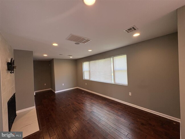 Photo - 5002 Barnaby Ln