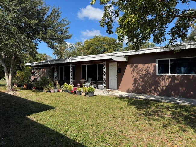 Building Photo - 911 SW 15th Ter Unit 1