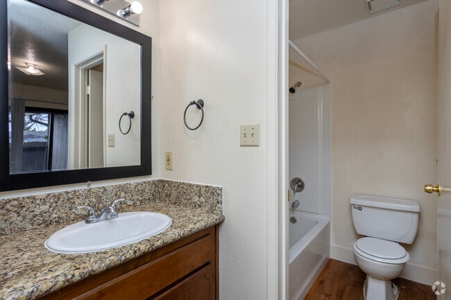 2BD, 2BA - 922SF - Master Bathroom